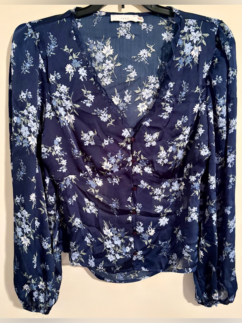 NWOT Women’s Lush Navy Floral Lace V-Neck Button-Front Blouse w Cutout Back Sz M